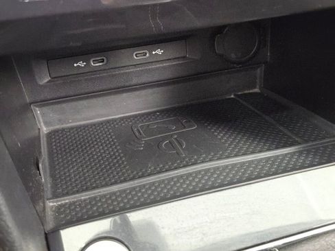 Used 2024 Volkswagen Tiguan SE image 33