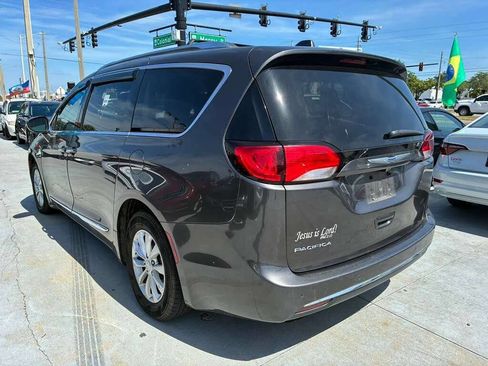 Used 2018 Chrysler Pacifica Touring-L FWD image 5