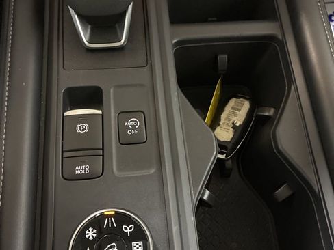 Used 2024 Nissan Pathfinder S image 16