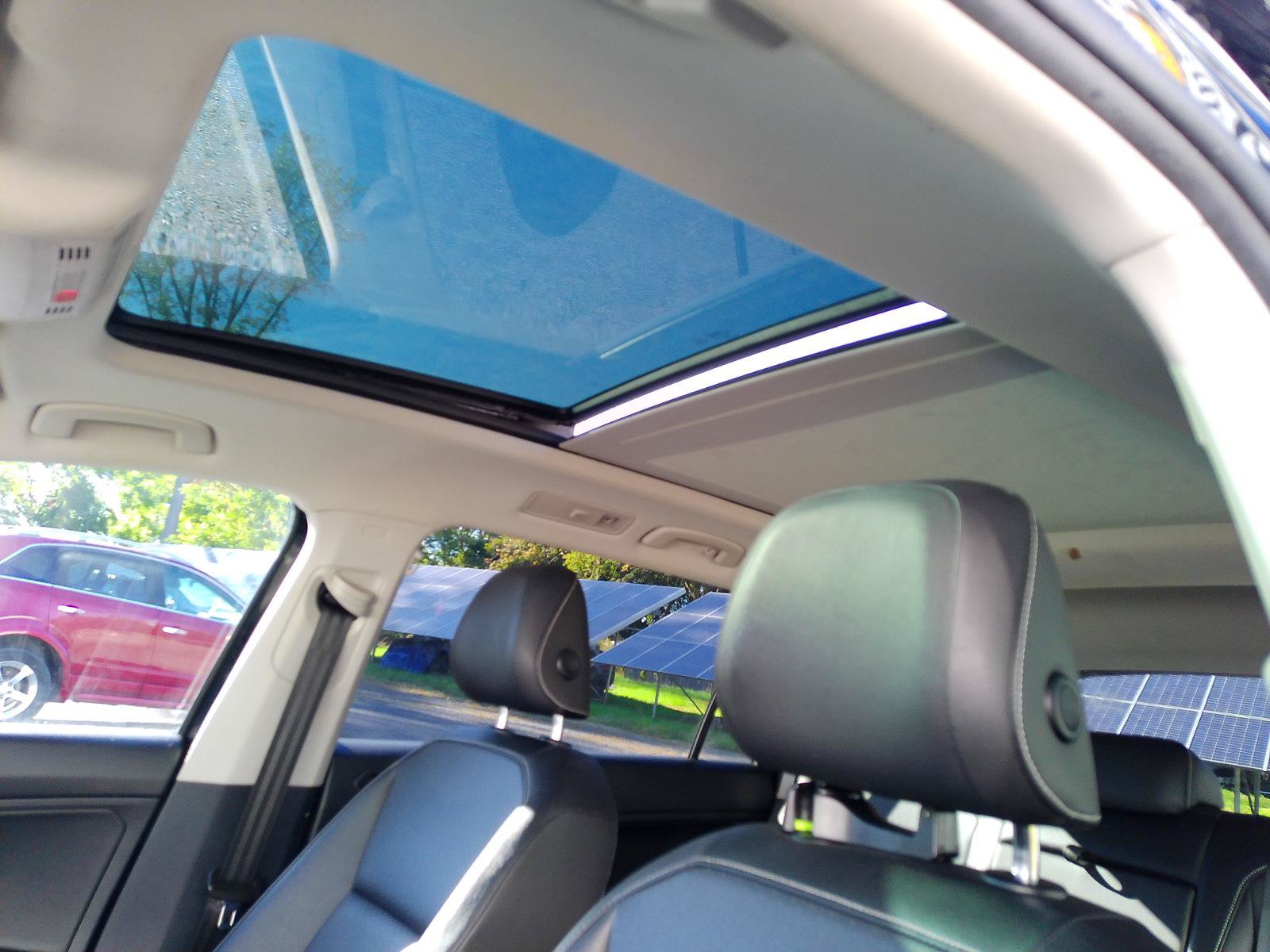 Used 2021 Volkswagen Tiguan SEL AWD/4WD image 31