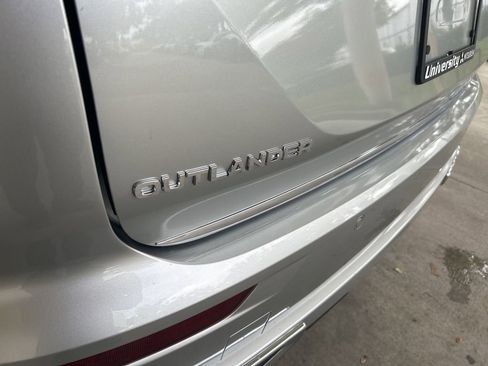 New 2025 Mitsubishi Outlander SE image 18
