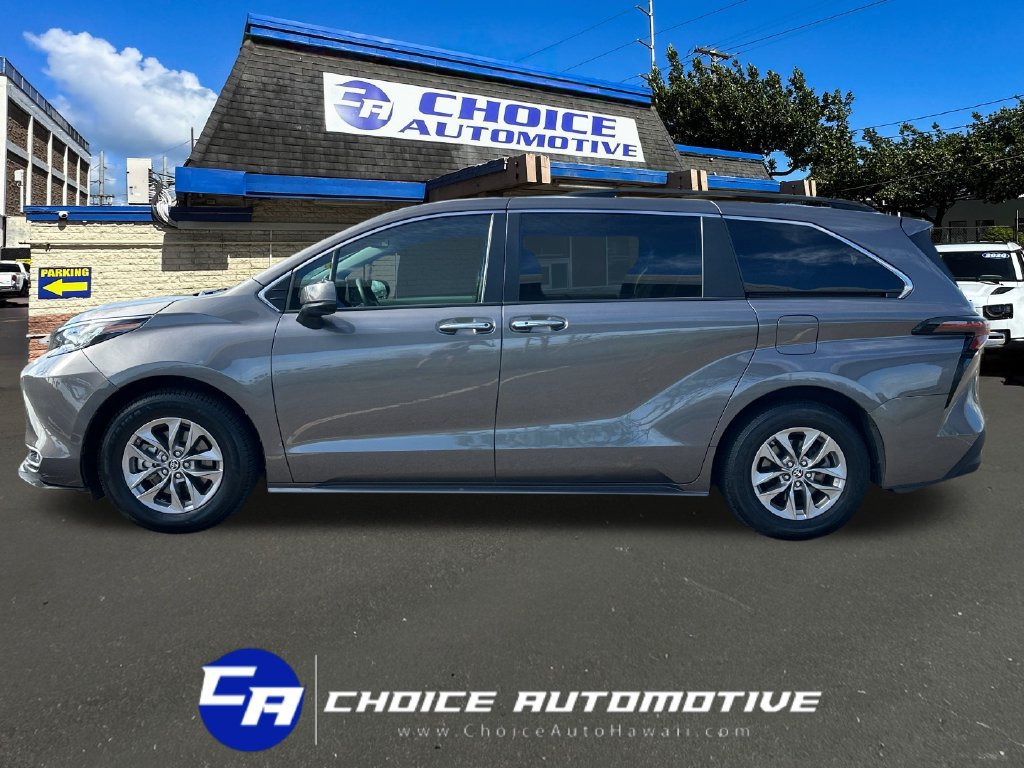 Used 2023 Toyota Sienna XLE FWD image 3