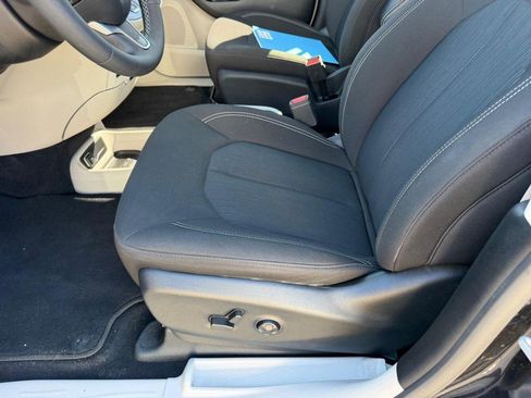 Used 2022 Chrysler Voyager LX FWD image 21
