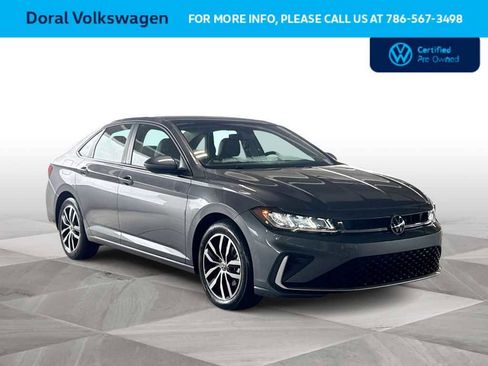 Used 2025 Volkswagen Jetta SE image 2