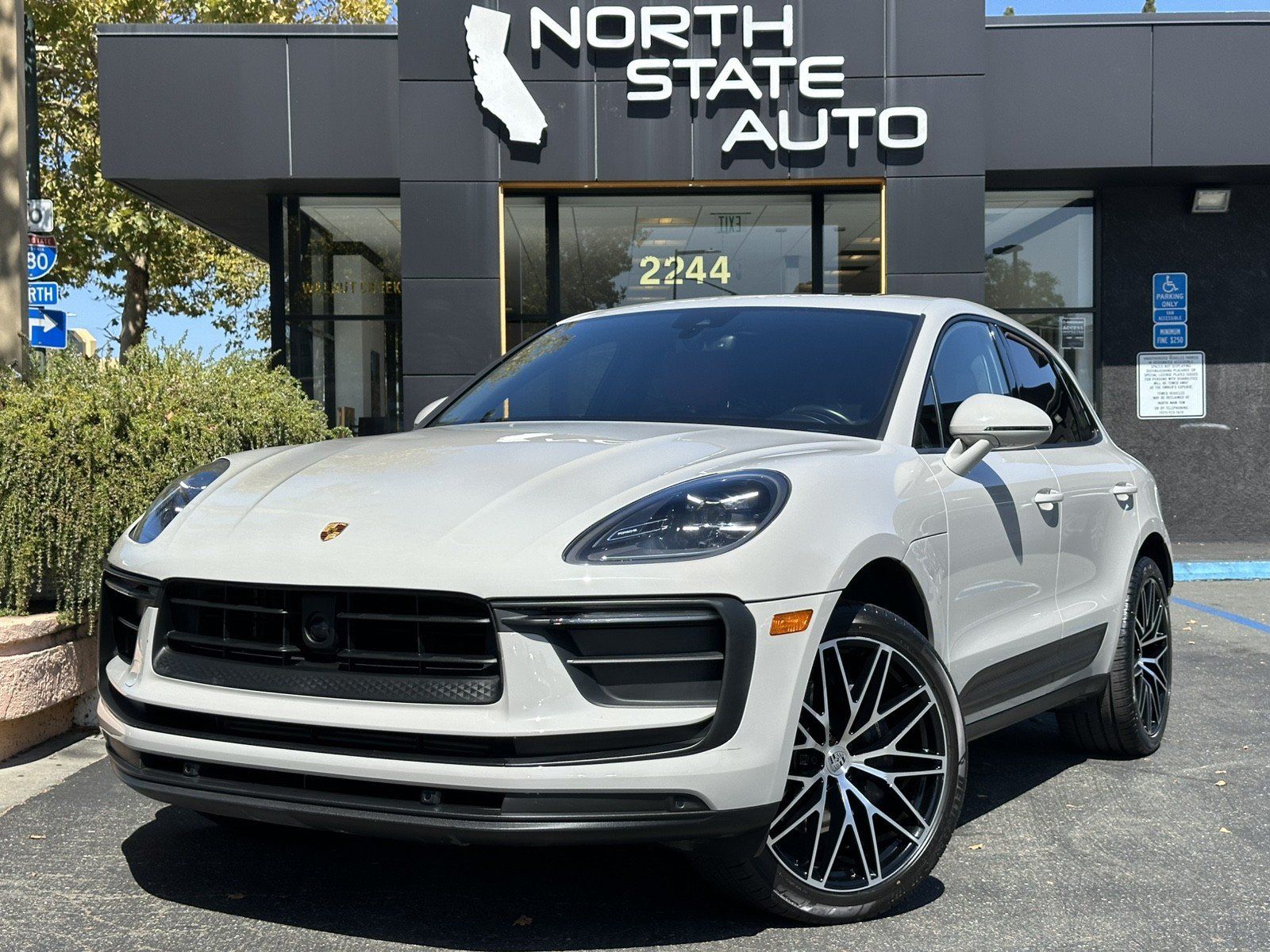 Used 2023 Porsche Macan AWD/4WD image 2
