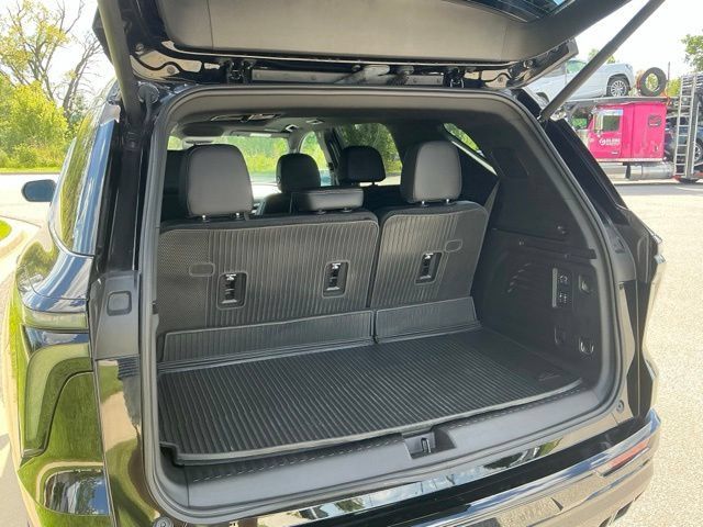 Used 2025 Chevrolet Traverse High Country w/ LPO, Floor Liner Package AWD/4WD image 11
