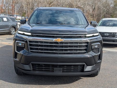 Used 2024 Chevrolet Traverse LT image 2