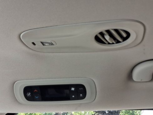 Used 2023 Chrysler Pacifica Touring-L FWD image 26