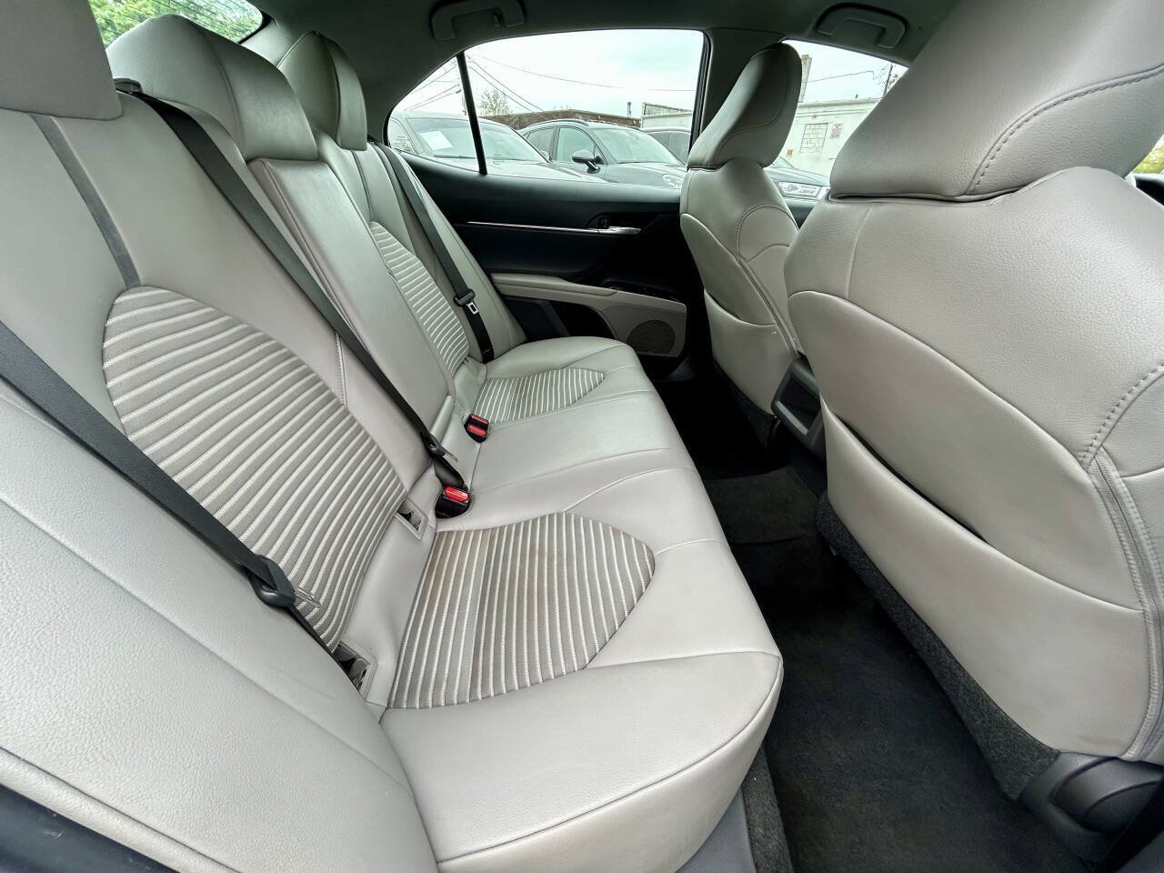 Used 2018 Toyota Camry SE FWD image 13