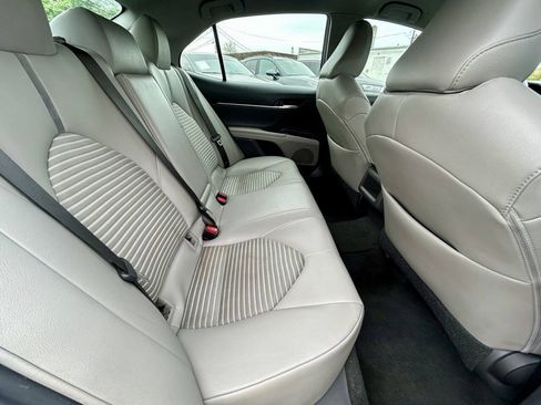 Used 2018 Toyota Camry SE FWD image 13
