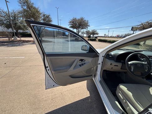 Used 2010 Toyota Camry LE image 11