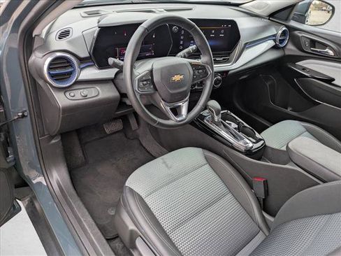 Used 2025 Chevrolet Trax LT w/ LT Convenience Package image 12