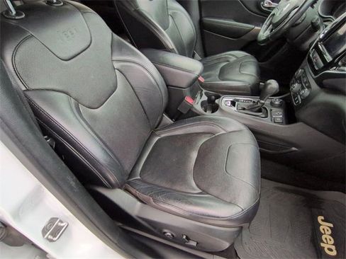 Used 2020 Jeep Cherokee Limited image 26