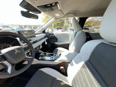 New 2026 Mitsubishi Outlander SE FWD image 9