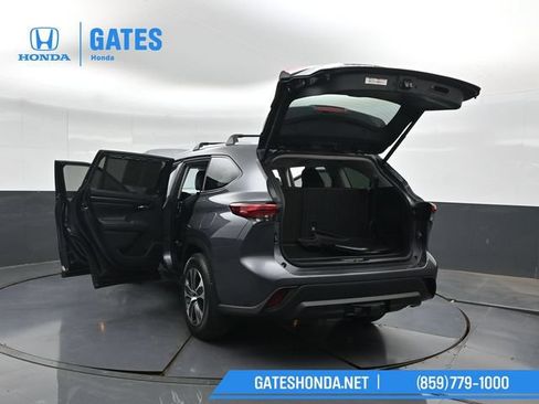 Used 2020 Toyota Highlander XLE AWD/4WD image 58
