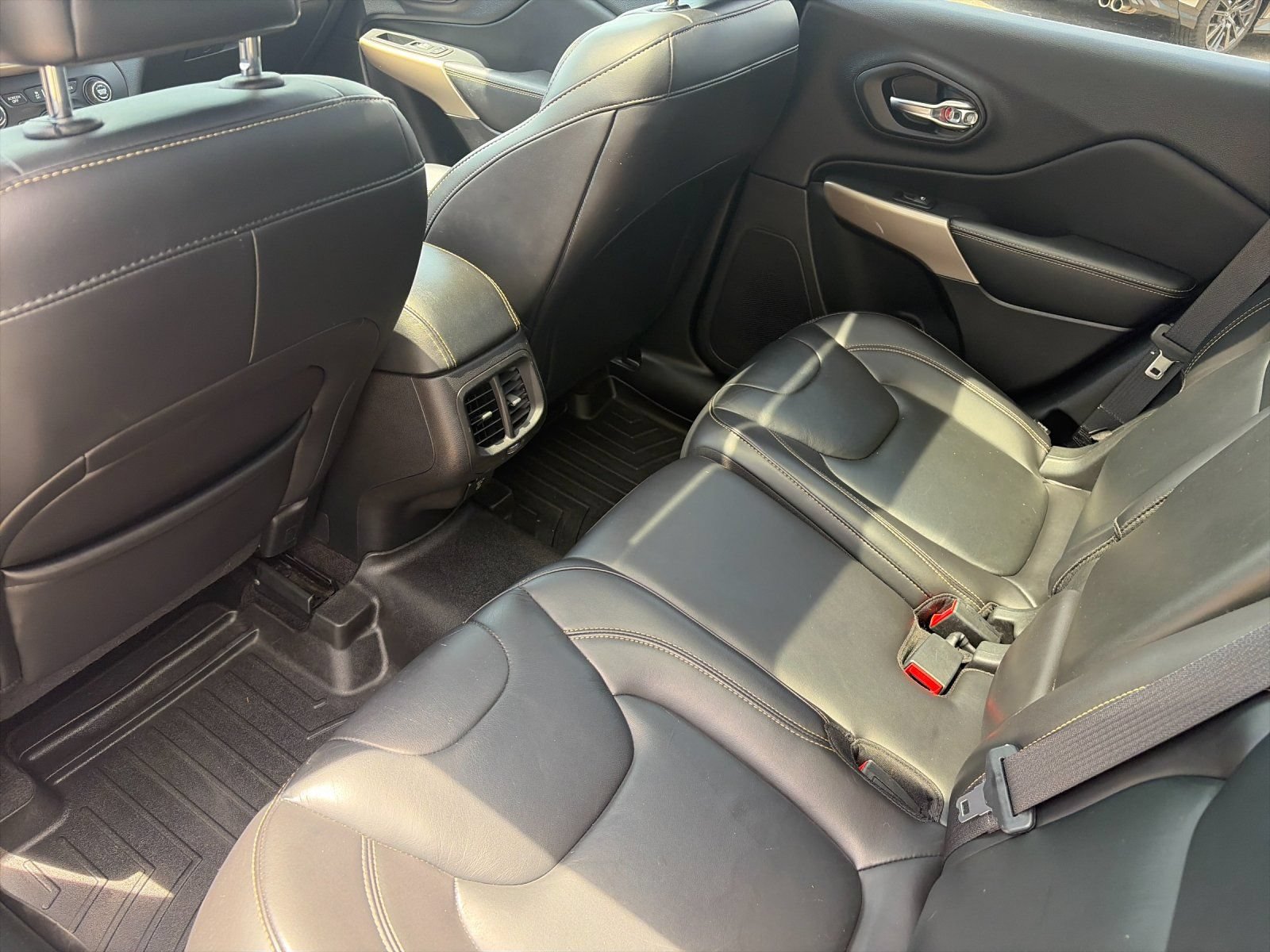 Used 2017 Jeep Cherokee Limited AWD/4WD image 12