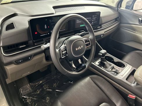 Used 2025 Kia Carnival EX image 11