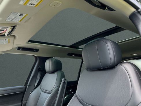 New 2025 Land Rover Range Rover Long Wheelbase SE image 15