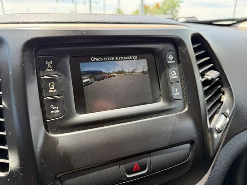 Used 2017 Jeep Cherokee Latitude AWD/4WD image 22