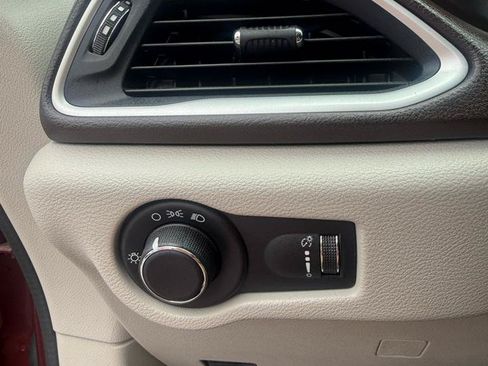 Used 2018 Chrysler Pacifica L FWD image 17
