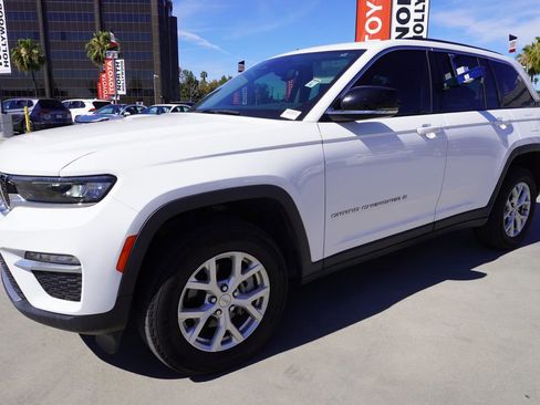 Used 2023 Jeep Grand Cherokee Limited image 4