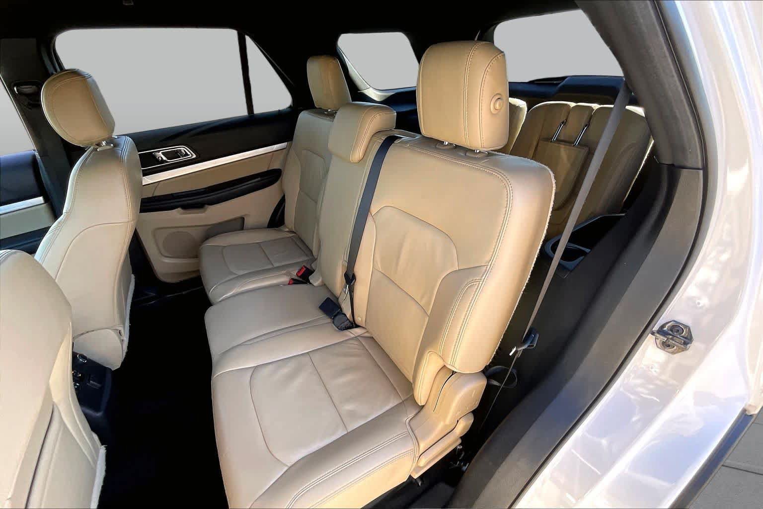 Used 2017 Ford Explorer XLT w/ Equipment Group 202A FWD image 18