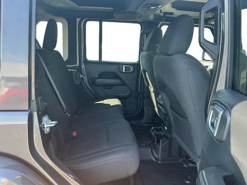 Used 2018 Jeep Wrangler Unlimited Sahara AWD/4WD image 23