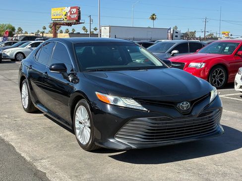 Used 2018 Toyota Camry XLE FWD image 11