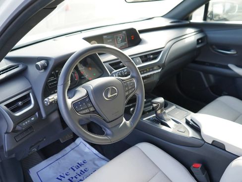 Used 2019 Lexus UX 200 FWD image 8