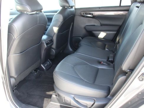 Used 2024 Toyota Highlander Limited image 14