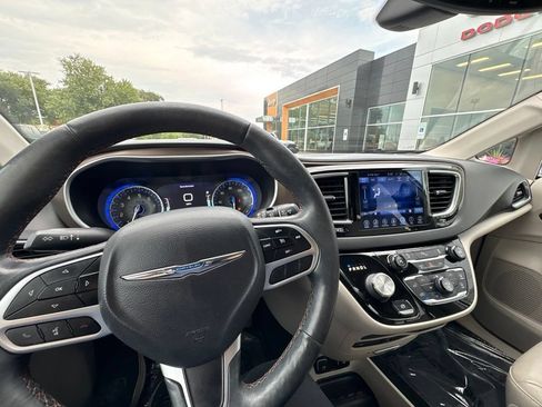 Used 2017 Chrysler Pacifica Touring-L Plus w/ Tire & Wheel Group FWD image 21