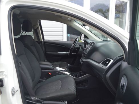 Used 2019 Dodge Journey SE w/ Connectivity Group FWD image 17