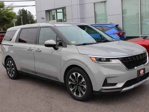 Used 2024 Kia Carnival EX FWD image 1