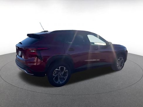 Used 2025 Chevrolet Trax LT w/ LT Convenience Package image 12