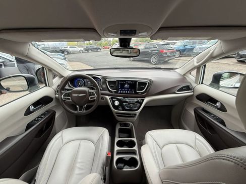Used 2017 Chrysler Pacifica Touring FWD image 46