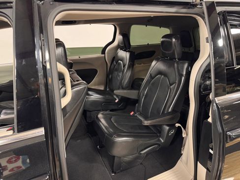 Used 2017 Chrysler Pacifica Touring-L Plus image 15