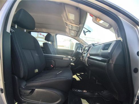 Used 2018 Nissan Titan SV image 12