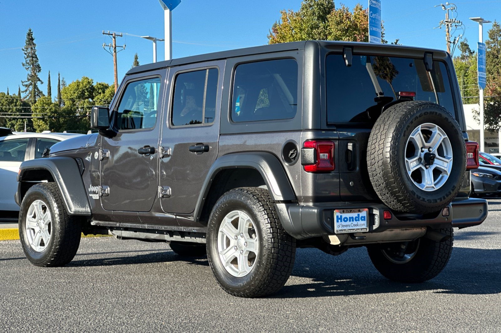 Used 2018 Jeep Wrangler Unlimited Sport S AWD/4WD image 3