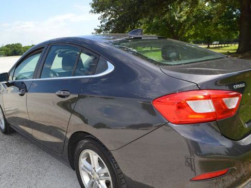 Used 2017 Chevrolet Cruze LT w/ Convenience Package FWD image 5