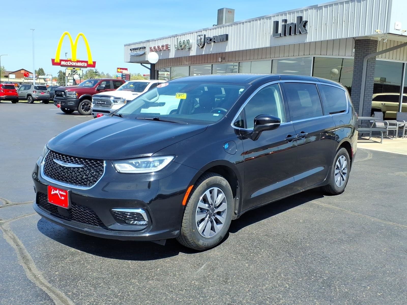 Used 2024 Chrysler Pacifica Limited FWD image 8
