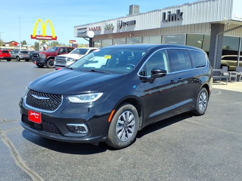 Used 2024 Chrysler Pacifica Limited FWD image 8