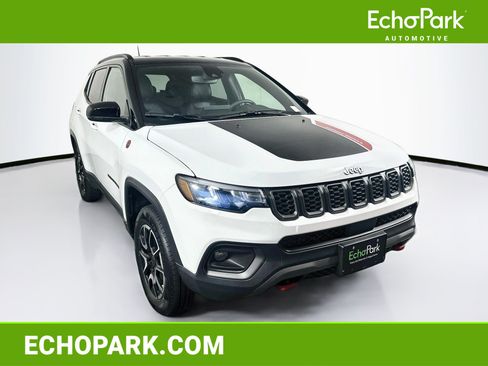 Used 2025 Jeep Compass Trailhawk AWD/4WD image 1