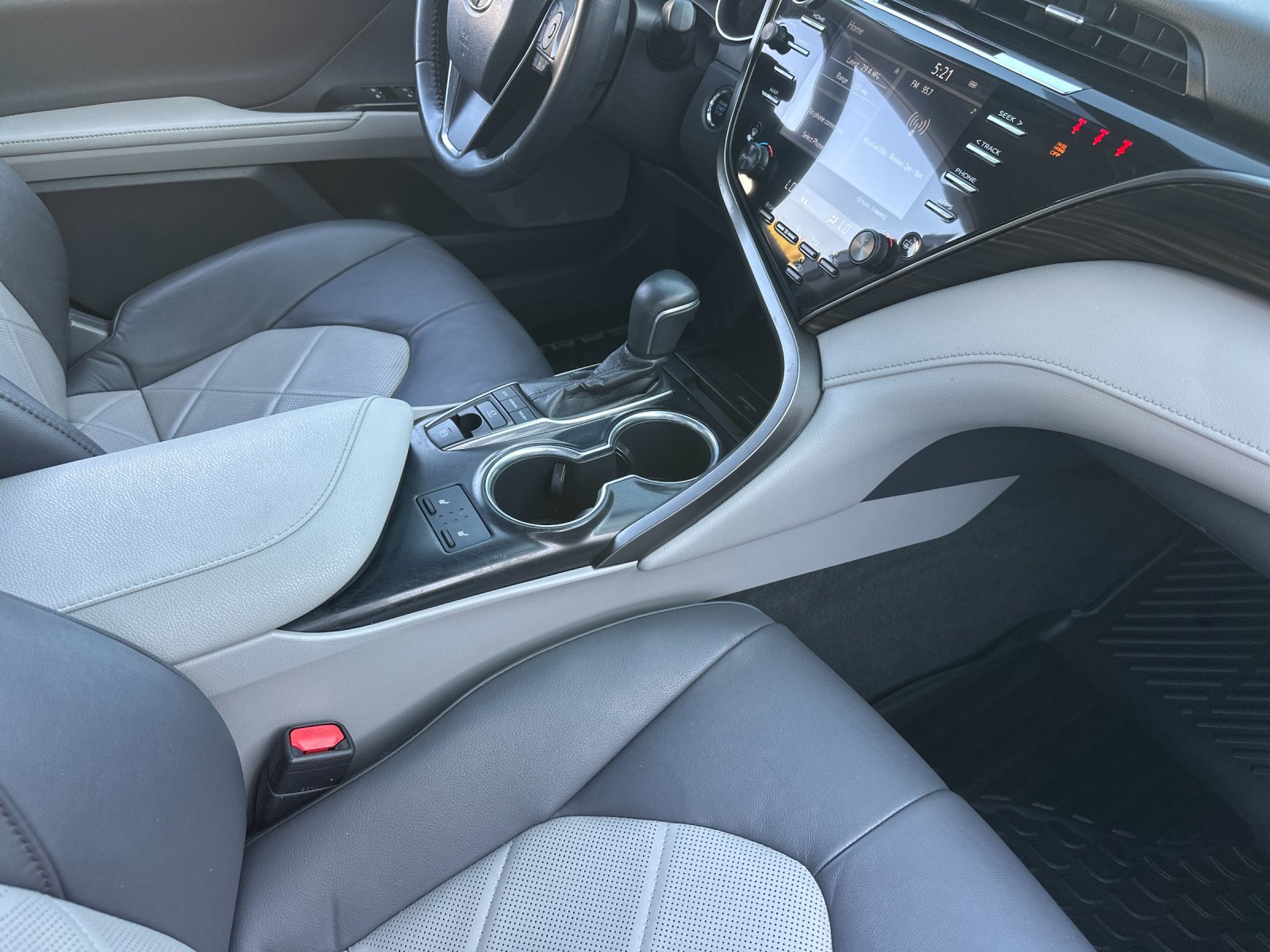 Used 2019 Toyota Camry XLE w/ 4 Season Floor Mat Package FWD image 15