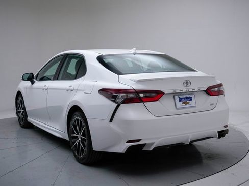 Used 2023 Toyota Camry SE image 3
