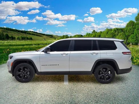 Used 2023 Jeep Grand Cherokee L Laredo RWD image 3