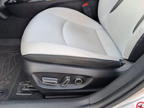Used 2017 Toyota Prius Four FWD image 22