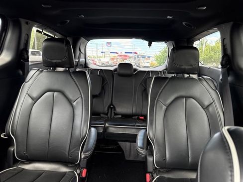 Used 2025 Chrysler Pacifica Limited FWD image 19