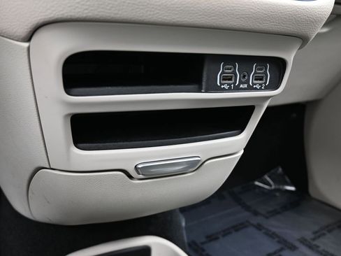 Used 2024 Chrysler Pacifica Select image 28