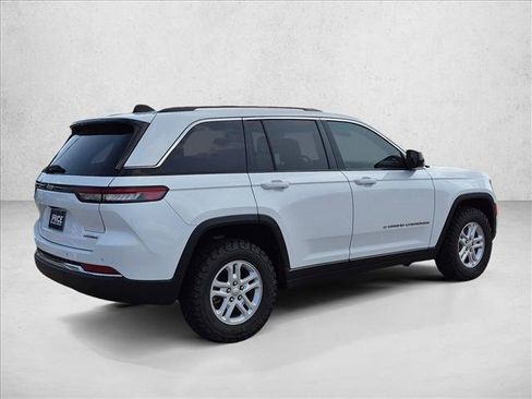 Used 2023 Jeep Grand Cherokee Laredo RWD image 5