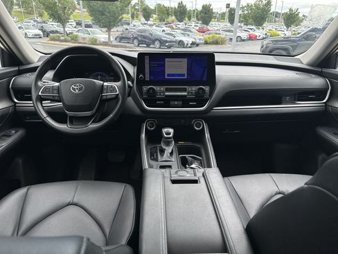 Used 2025 Toyota Grand Highlander AWD image 21